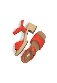 Rode suède enkelband sandalen met een vierkante neus en houten blokhak, voorzien van een gespsluiting en een zachte inlegzool met merklogo.