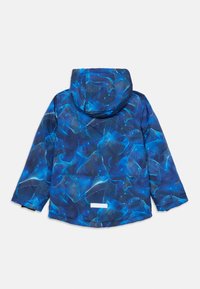 Veste bleue pour enfants avec capuche, présentant un motif abstrait ondulé de nuances de bleu clair et foncé, accentué de points blancs.