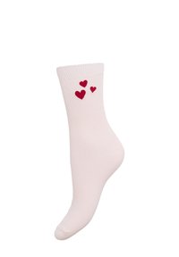 Sok i bomuldsblanding i blød pink med ribbet tekstur, der har tre broderede røde hjerter nær anklen. Længde til midt på læggen.