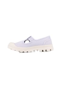 Zapato sin cordones de lona de color púrpura claro con punta redonda, acento de corte y suela de goma beige gruesa con ranuras de tracción.