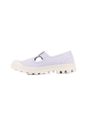 Bottines en toile lilas avec bout rond, accent découpé, et épaisse semelle en caoutchouc beige avec des rainures d'adhérence.