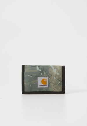 Carhartt-Geldbeutel mit einem Camouflage-Design in Grün und Braun sowie einem schwarzen Besatz. Zeigt ein weißes Etikett mit einem orangefarbenen Logo.