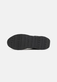 Suola di scarpa in gomma nera con motivo testurizzato per grip, con nome e logo del marchio in rilievo. Progettata per resistenza e aderenza.