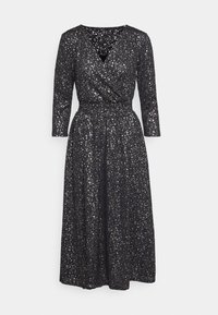 Robe portefeuille noire à manches trois-quarts, recouverte de paillettes argentées ; présente un décolleté en V profond et une taille cintrée menant à une jupe fluide.