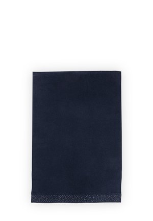 Granatowy, dzianinowy materiał o ribbowanej teksturze, z ozdobnym wykończeniem na dole z małymi srebrnymi kropkami. Prostokątny kształt.