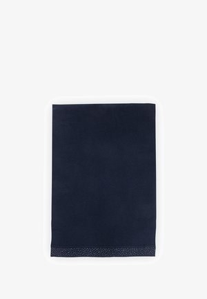 Granatowy, dzianinowy materiał o ribbowanej teksturze, z ozdobnym wykończeniem na dole z małymi srebrnymi kropkami. Prostokątny kształt.