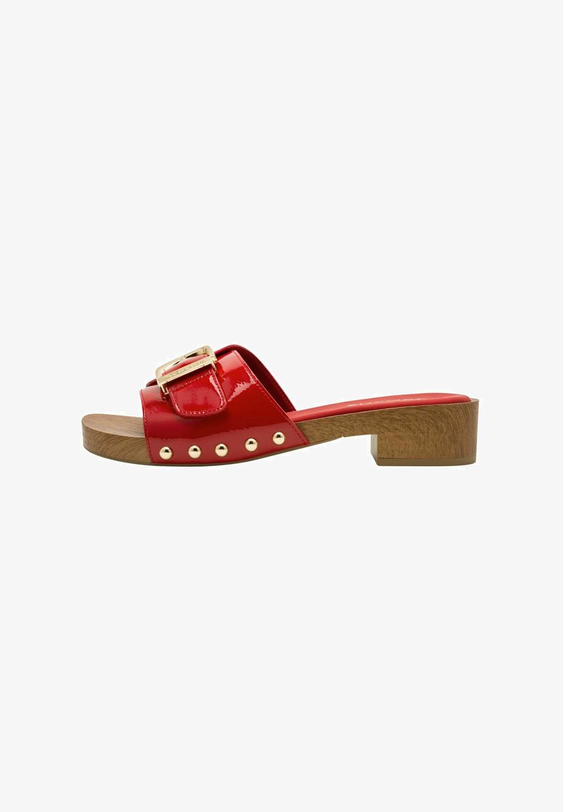 Sandale à enfiler en cuir verni rouge avec une large bride, un détail de boucle dorée et des clous dorés sur le côté. Talon bloc en bois pour plus de stabilité.
