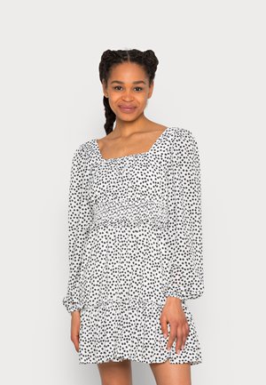 SHIRRED WAIST TIERED DRESS FLORAL - Vestido de dia - white/black