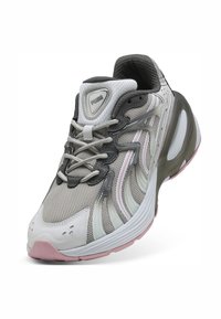 Sneaker sportivo con tomaia in mesh grigia e bianca, suola rosa e design aerodinamico con lacci evidenti e dettagli di branding.