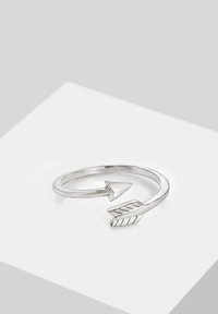 Silberring, der mit einer Pfeil- und Federform gestaltet ist, mit einer glatten, polierten Oberfläche und einem minimalistischen offenen Banddesign.