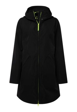 Giacca nera impermeabile con cappuccio, zip frontale con accenti verde brillante e due tasche laterali con aperture angolate.