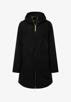 Chaqueta impermeable negra con capucha, cremallera frontal con detalles en verde brillante y dos bolsillos laterales con aberturas en ángulo.