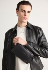 MONOGRAM SOFT CAMERA BAG22 - Skulderveske - black