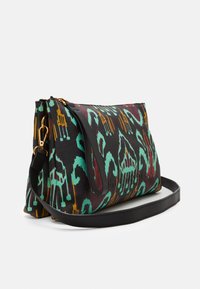 Porte-monnaie en tissu noir avec un motif abstrait coloré en bleu canard, rouge et or. Il est doté d'une sangle en cuir noir et d'accents en métal doré.