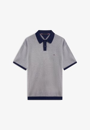 Szürke és tengerészkék csíkos galléros póló, két gombbal és tengerészkék díszítéssel a galléron és az ujjakon. Texturált anyag.