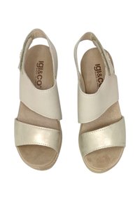 Sandali in pelle beige con due ampie fascette incrociate, punta aperta e insole strutturata. Logo del marchio visibile all'interno.