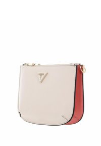 Borsa a spalla sintetica texturizzata bianca e rossa con hardware color oro e dettaglio del logo triangolare. Presenta una chiusura con zip e angoli arrotondati.