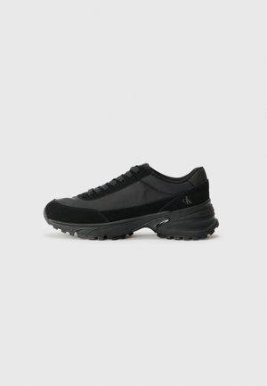 HIKE RUNNER CASUAL - Baskets basses - triple black