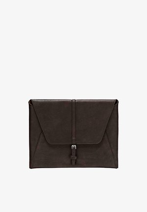 Brun læderetuiet til bærbar med konvolutdesign, glat tekstur og sølvfarvet låsebeslag med sikker lukning.