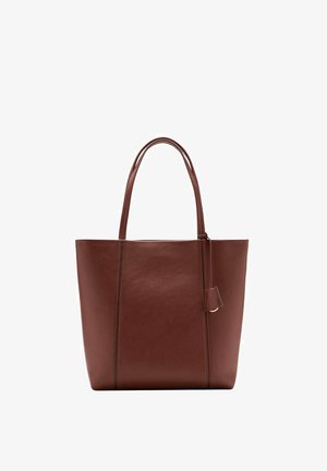 Bolso tote de cuero marrón con dos asas, forma rectangular, textura lisa y un pequeño detalle de etiqueta adjunta.