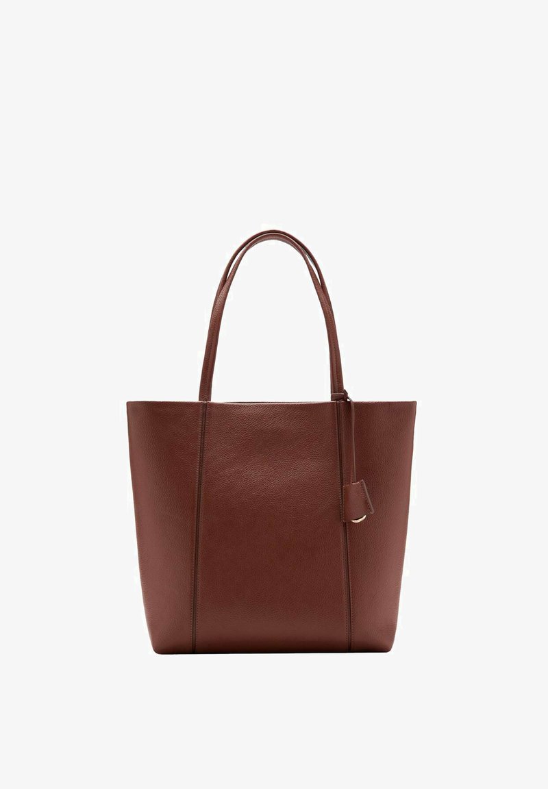 Smeđa kožna torba s dvije ručke, pravokutnog oblika, glatke teksture i s malim privjeskom.