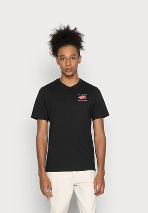 AIR CREW - T-shirt con stampa - black/white/gym red
