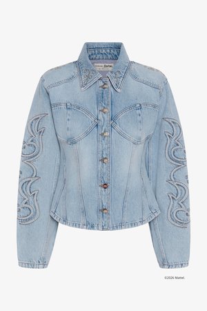 Ανοιχτό μπλε τζιν μπουφάν με εφαρμοστές ραφές, μεταλλικά κουμπιά και ραμμένα αφηρημένα σχέδια στα μανίκια και στον γιακά.