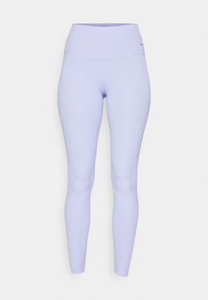 Leggings viola chiaro con vita alta, realizzati in tessuto elastico. Texture liscia e senza motivi visibili o dettagli in metallo.