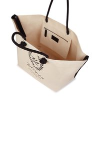 Beige canvas tote bag met donkerbruine handvatten. Beschikt over een ritssluiting binnenvak en bedrukt decoratieve tekst met een laurierontwerp.