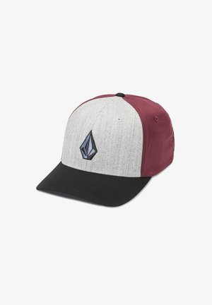 Baseballpet met een grijze voorkant, bordeauxrode zijkanten en een zwarte klep. De voorkant is voorzien van een geborduurd blauw en zwart logo.