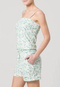 Ensemble de vêtements d'intérieur à imprimé floral dans des couleurs claires, avec des bretelles ajustables, une taille élastique et des poches latérales sur les shorts. Tissu doux, design décontracté.