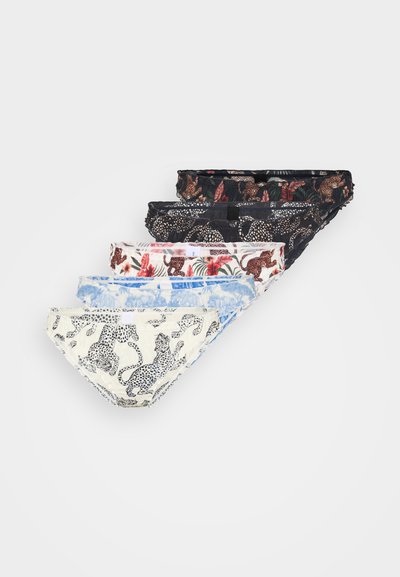 Σετ πέντε ζευγαριών γυναικείων εσωρούχων με διάφορα λουλουδάτα και ζωικά σχέδια, σε χρώματα όπως μαύρο, άσπρο, μπλε και κρέμα.