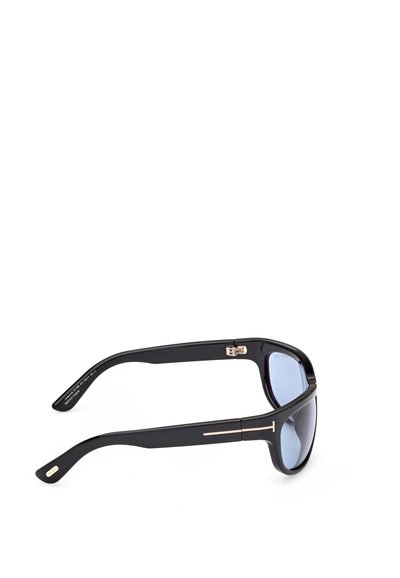 Svarta solglasögon med en elegant design, mörkblå linser och subtila guldfärger på bågarna. Tillverkade av plast med en glansig yta.