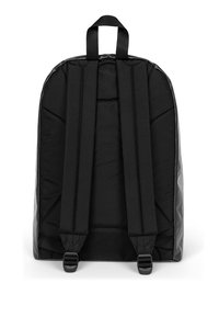 Mochila negra con respaldo acolchado, correas ajustables y un asa superior resistente. El material parece duradero, con una textura suave y un diseño minimalista.