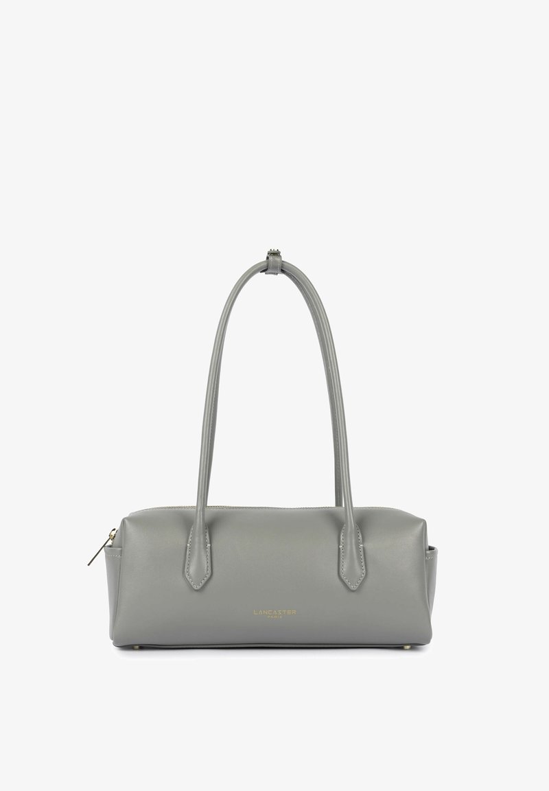 Sac à main en cuir rectangulaire gris avec de longues anses et un petit logo doré "Lancaster Paris" à l'avant.