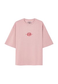 Różowa bawełniana koszulka z luźnym krojem, krótkimi rękawami, okrągłym dekoltem i małym czerwonym wzorem na piersi.