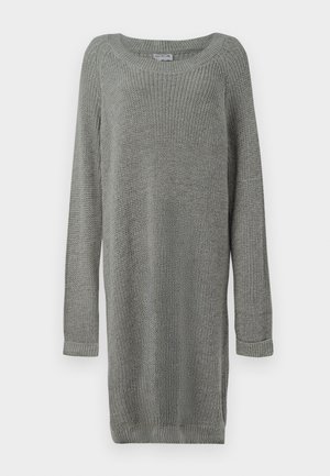 Vestido de suéter cinza tricotado com mangas longas, punhos canelados, decote redondo e fendas laterais para facilitar o movimento. Tecido texturizado.