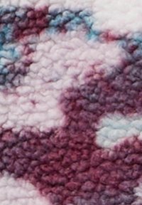 Gewebter Stoff mit einer weichen Textur und einem marmorierten Muster in Burgunderrot, Blau und Hellrosa.