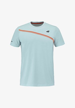 Lyseblå kortærmet T-shirt med to diagonale orange striber over brystet og et lille sort logo på øverste højre side.