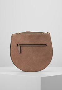 Borsa in suede marrone con forma arrotondata, dotata di una tasca posteriore con zip e accessori in oro. Superficie testurizzata con una finitura morbida.