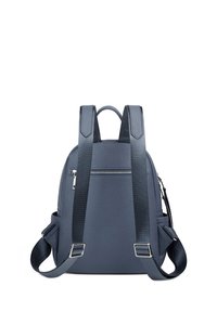 Granatowy plecak z teksturowanego materiału, o zaokrąglonym kształcie, z podwójnymi regulowanymi paskami, przednią kieszenią na zamek błyskawiczny oraz metalicznymi akcentami.
