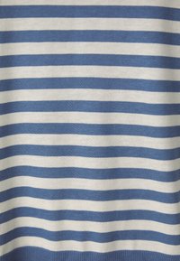 Tkanina bawełniana z naprzemiennymi poziomymi paskami w jasnoniebieskim i białym kolorze; gładka tekstura; z żebrowanym wykończeniem u dołu.