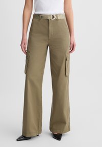 Khaki Cargo-Hosen mit weitem Bein, zwei seitlichen Taschen und einem passenden Gürtel mit einer runden Metallschnalle. Glattes, strapazierfähiges Material.
