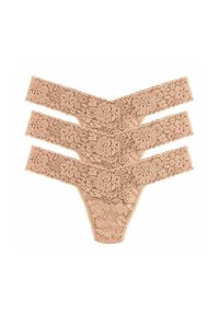 Kanten string in nude met drie brede kantbanden, bloemig patroon en driehoekige vorm. Zachte textuur met delicate details overal.