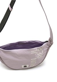 Bolso cruzado de lavanda con cierre de cremallera, correa de tela y diseño de texto impreso. Presenta una textura suave y un forro interior morado.