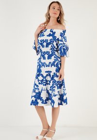 LELA REGULAR FIT - Freizeitkleid - ecru blue