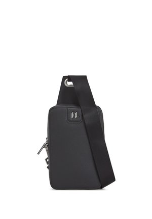 Sac bandoulière en cuir noir texturé avec une bandoulière amovible, matériel en argent et un logo embossé à l'avant. Forme rectangulaire.