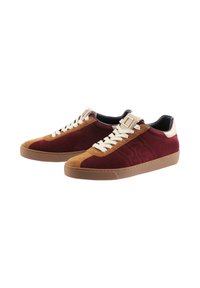 Ein Paar niedrige Sneaker aus burgunderfarbenem und braunem Wildleder mit beigen Schnürsenkeln und Gummisohlen, isoliert auf weißem Hintergrund.