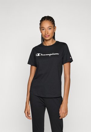 Schwarzes Baumwoll-T-Shirt mit kurzen Ärmeln, das ein weißes "Champion"-Logo auf der Brust und ein kleines Logo auf dem Ärmel trägt.