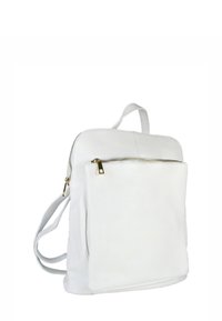 Witte leren rugzak met gouden rits, voorvak en verstelbare schouderbanden op een witte achtergrond.